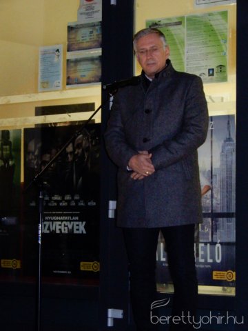 Fellobant az első gyertya lángja 48